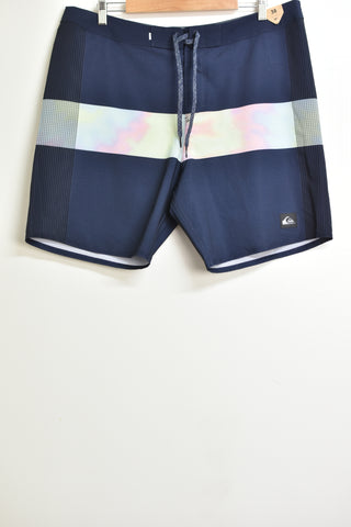 Men's Shorts - Quiksilver - Size 38 - MST MPLU -  FAS002 - GEE